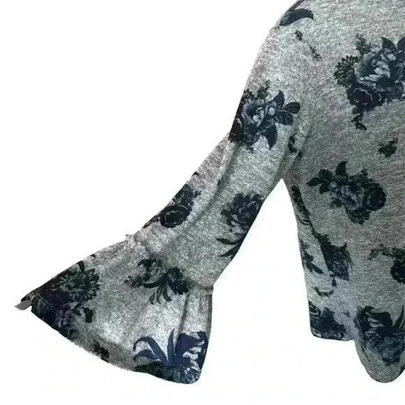 John Paul Richard Women’s 1X Grey Floral Bell Sleeve Top - Picture 4 of 4